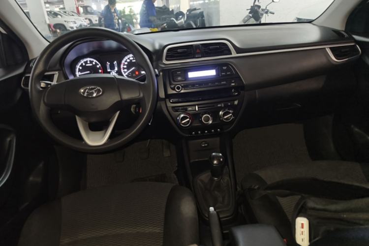 Used Hyundai Verna (older generation) 2020 1.4L Manual GL Refreshed Edition Center Console