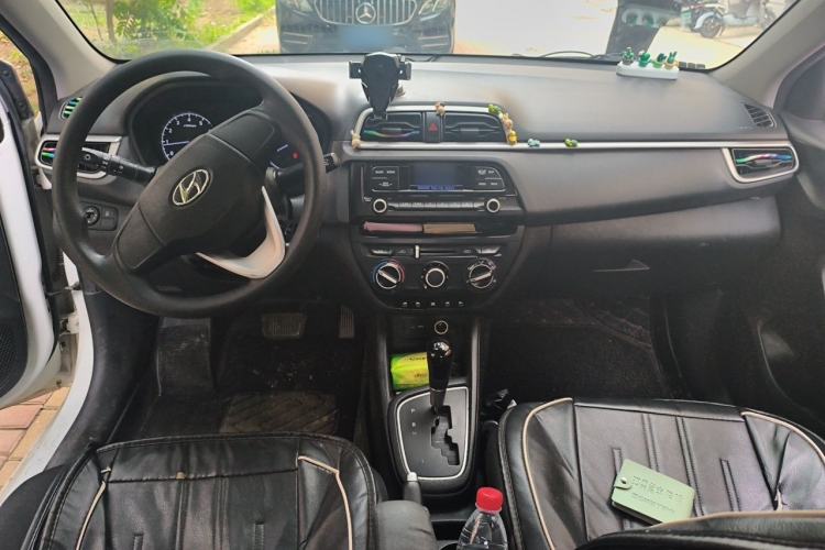Used Hyundai Verna (older generation) 2020 1.4L Automatic GLS Enjoyment Edition Center Console