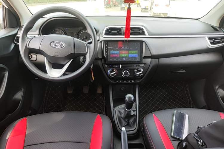 Used Hyundai Verna (older generation) 2020 1.4L Manual GL Refreshed Edition Center Console
