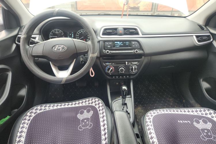 Used Hyundai Verna (older generation) 2020 1.4L Automatic GLS Enjoyment Edition Center Console