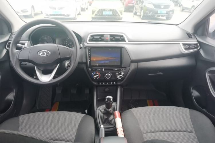 Used Hyundai Verna (older generation) 2020 1.4L Manual GL Refreshed Edition Center Console