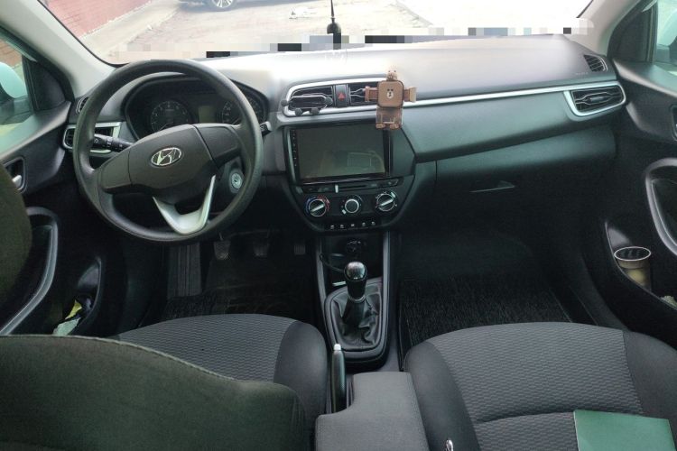 Used Hyundai Verna (older generation) 2020 1.4L Manual GL Refreshed Edition Center Console