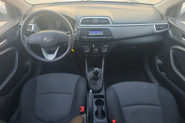 Used Hyundai Verna (older generation) 2020 1.4L Manual GL Refreshed Edition Center Console