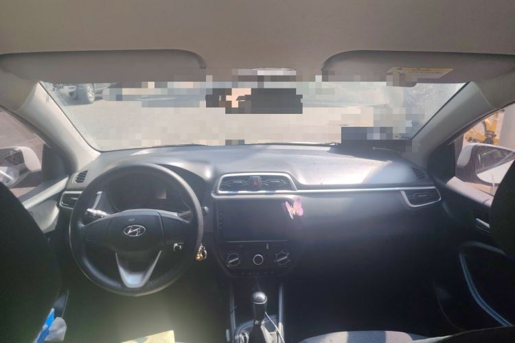 Used Hyundai Verna (older generation) 2020 1.4L Manual GL Refreshed Edition Center Console