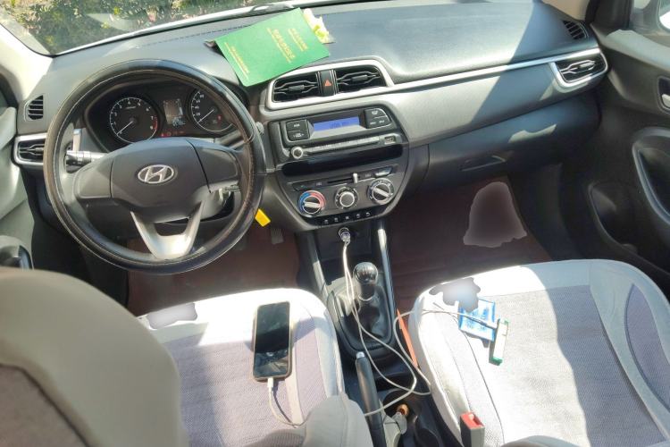 Used Hyundai Verna (older generation) 2020 1.4L Manual GL Refreshed Edition Center Console
