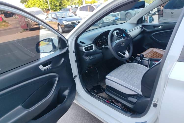 Used Hyundai Verna (older generation) 2020 1.4L Manual GL Refreshed Edition Driver Seat