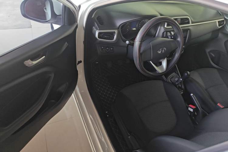 Used Hyundai Verna (older generation) 2020 1.4L Manual GL Refreshed Edition Driver Seat