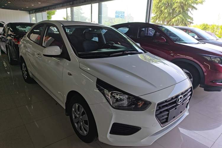 Used Hyundai Verna (older generation) 2020 1.4L Manual GL Refreshed Edition Front Right 45 Deg