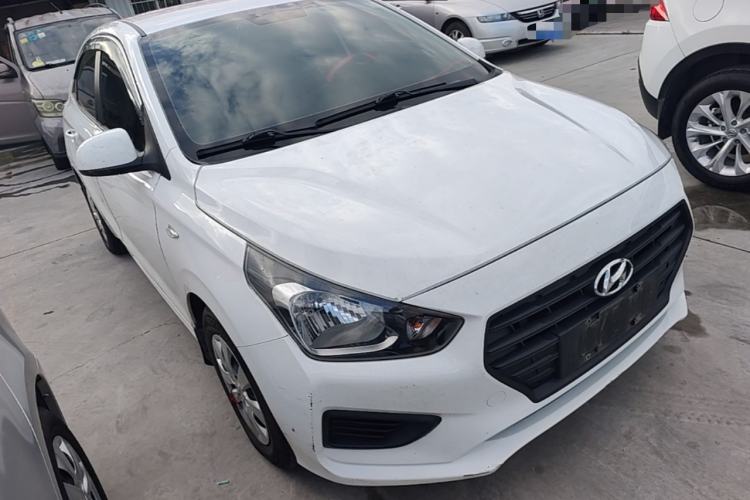 Used Hyundai Verna (older generation) 2020 1.4L Manual GL Refreshed Edition Front Right 45 Deg