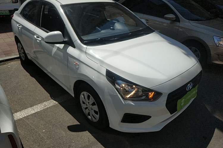Used Hyundai Verna (older generation) 2020 1.4L Manual GL Refreshed Edition Front Right 45 Deg