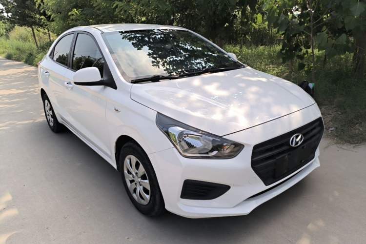 Used Hyundai Verna (older generation) 2020 1.4L Manual GL Refreshed Edition Front Right 45 Deg