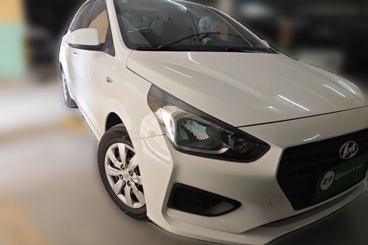 Used Hyundai Verna (older generation) 2020 1.4L Manual GL Refreshed Edition Front Right 45 Deg