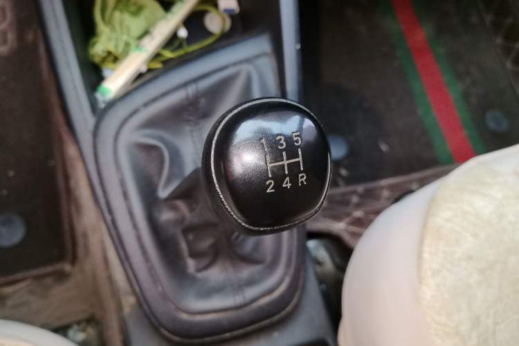 Used Hyundai Verna (older generation) 2020 1.4L Manual GL Refreshed Edition Gear Lever