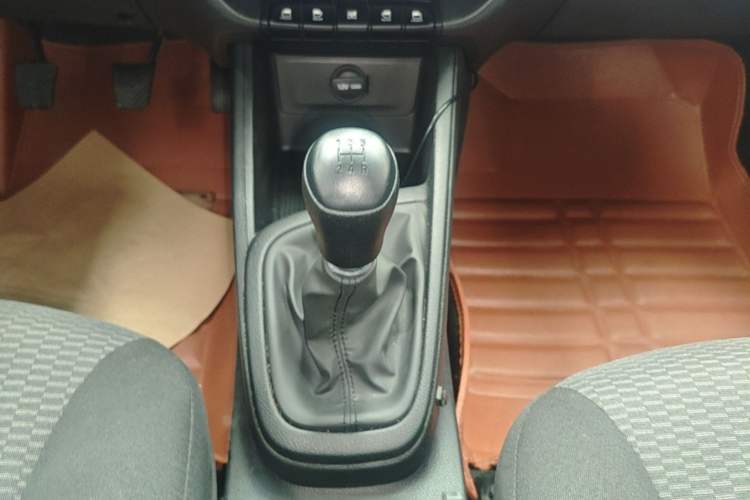 Used Hyundai Verna (older generation) 2020 1.4L Manual GL Refreshed Edition Gear Lever