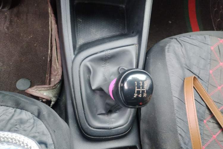 Used Hyundai Verna (older generation) 2020 1.4L Manual GL Refreshed Edition Gear Lever