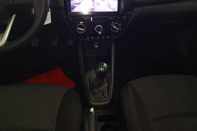 Used Hyundai Verna (older generation) 2020 1.4L Manual GL Refreshed Edition Gear Lever