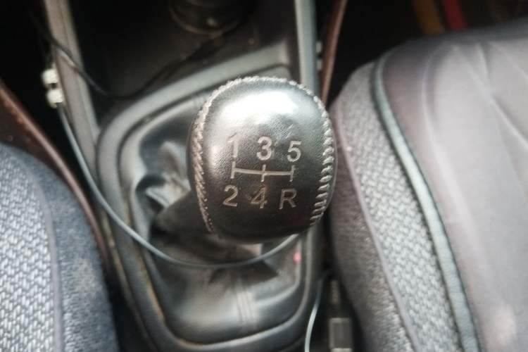 Used Hyundai Verna (older generation) 2020 1.4L Manual GL Refreshed Edition Gear Lever