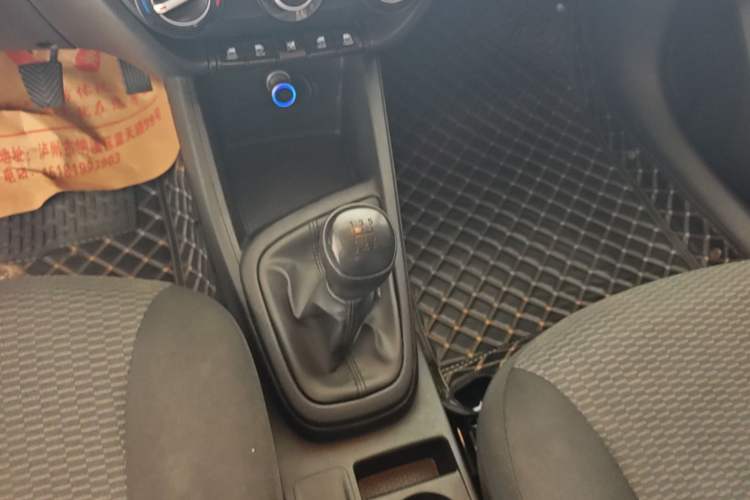 Used Hyundai Verna (older generation) 2020 1.4L Manual GL Refreshed Edition Gear Lever