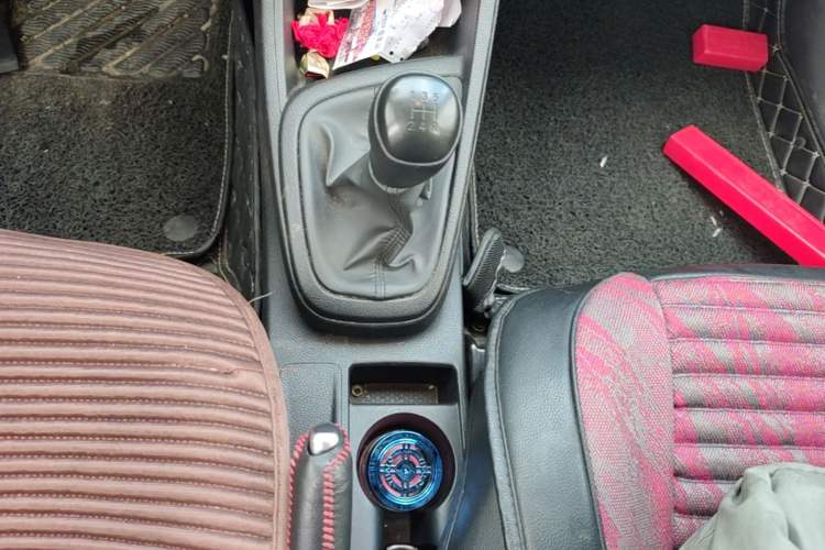 Used Hyundai Verna (older generation) 2020 1.4L Manual GL Refreshed Edition Gear Lever