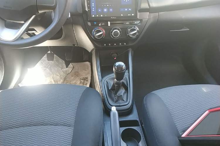Used Hyundai Verna (older generation) 2020 1.4L Manual GL Refreshed Edition Gear Lever