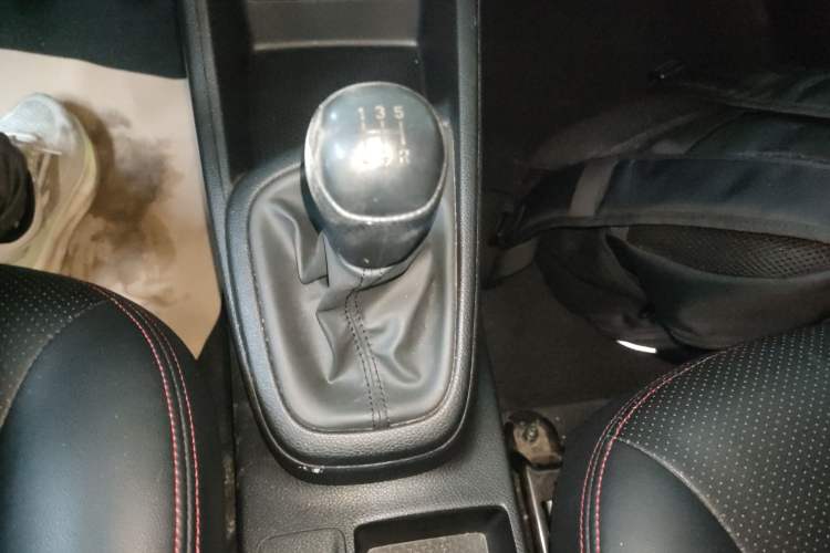 Used Hyundai Verna (older generation) 2020 1.4L Manual GL Refreshed Edition Gear Lever