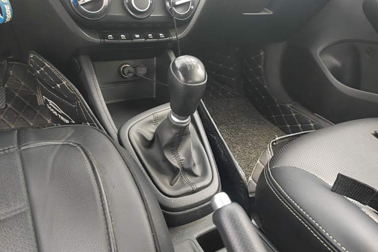 Used Hyundai Verna (older generation) 2020 1.4L Manual GL Refreshed Edition Gear Lever