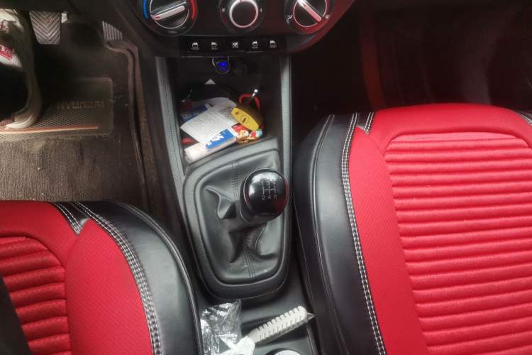 Used Hyundai Verna (older generation) 2020 1.4L Manual GLS Vibrant Edition Gear Lever