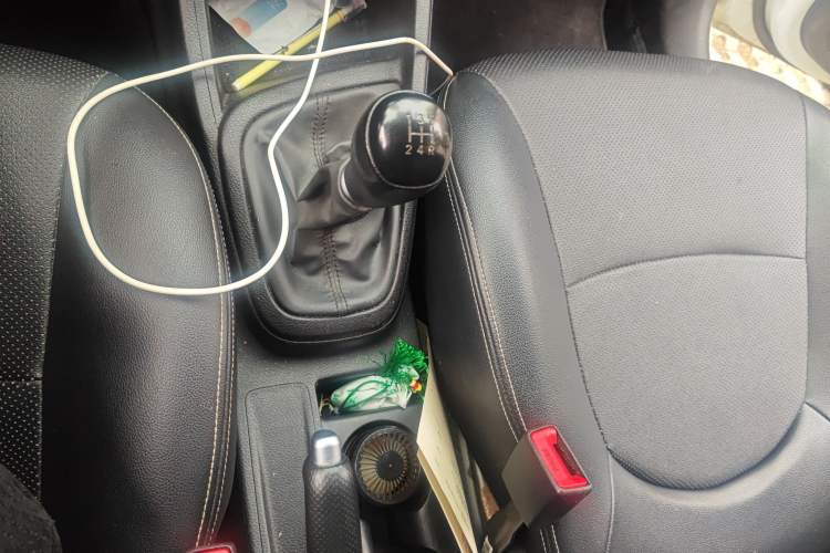 Used Hyundai Verna (older generation) 2020 1.4L Manual GL Refreshed Edition Gear Lever