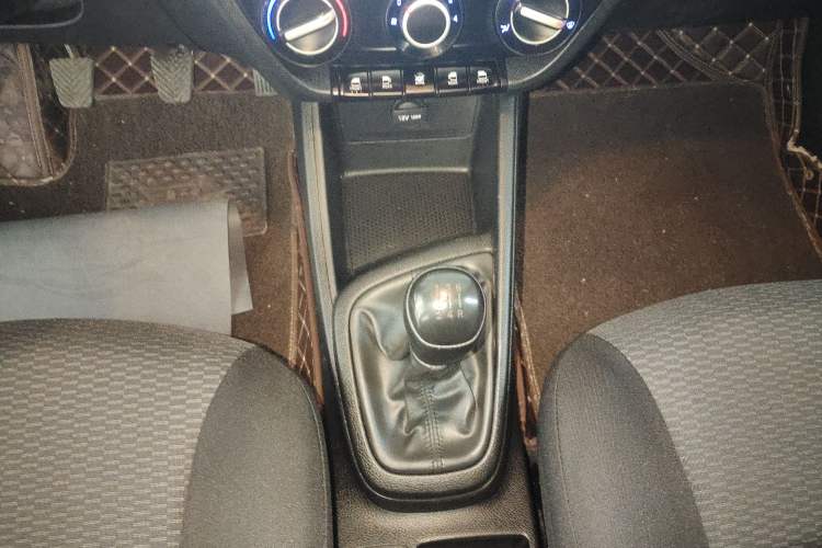 Used Hyundai Verna (older generation) 2020 1.4L Manual GL Refreshed Edition Gear Lever