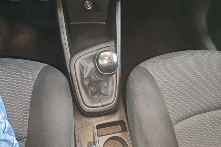 Used Hyundai Verna (older generation) 2020 1.4L Manual GL Refreshed Edition Gear Lever