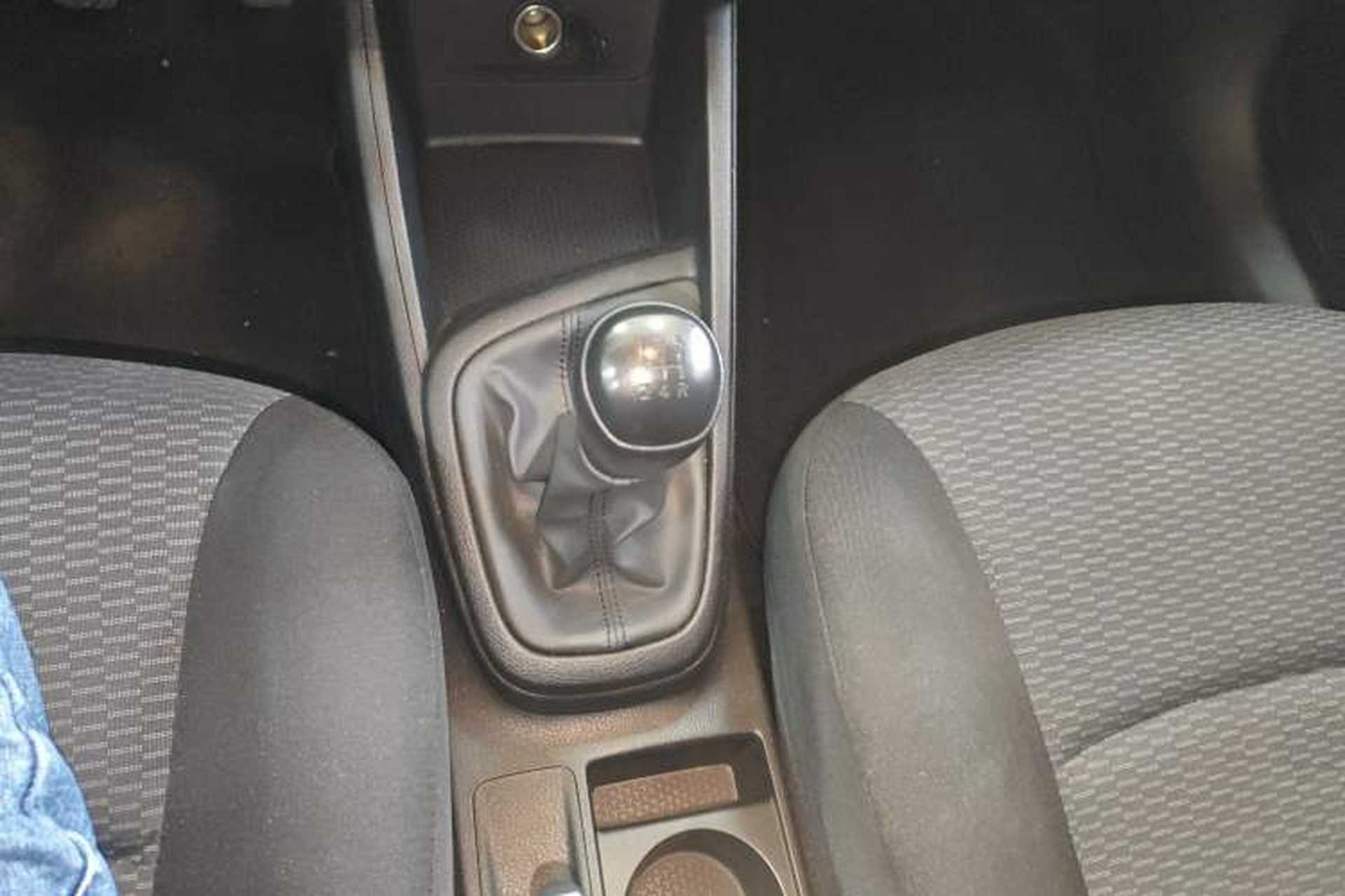 Used Hyundai Verna (older generation) 2020 1.4L Manual GL Refreshed Edition Gear Lever