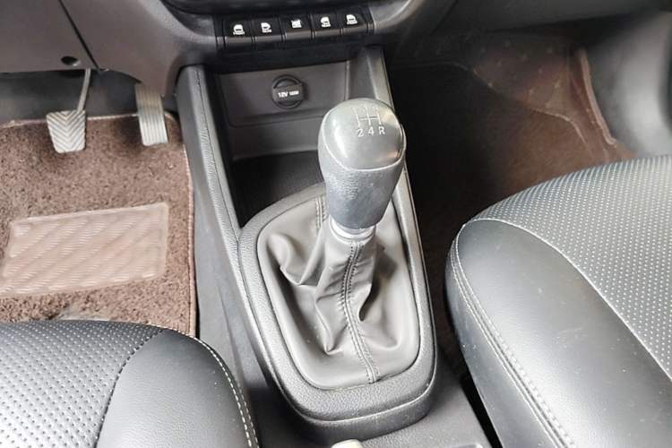 Used Hyundai Verna (older generation) 2020 1.4L Manual GL Refreshed Edition Gear Lever