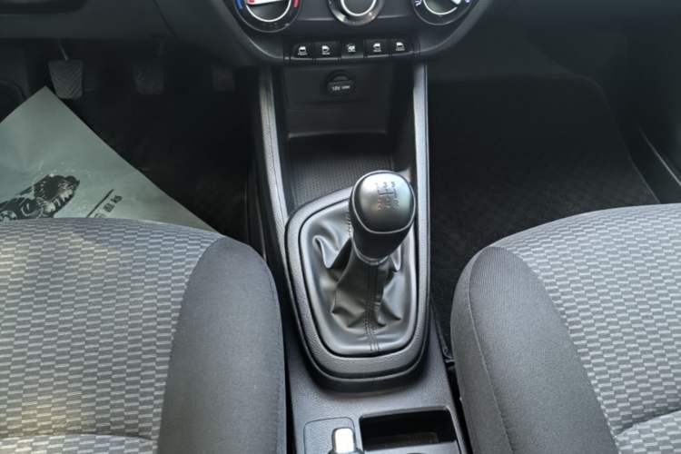 Used Hyundai Verna (older generation) 2020 1.4L Manual GL Refreshed Edition Gear Lever