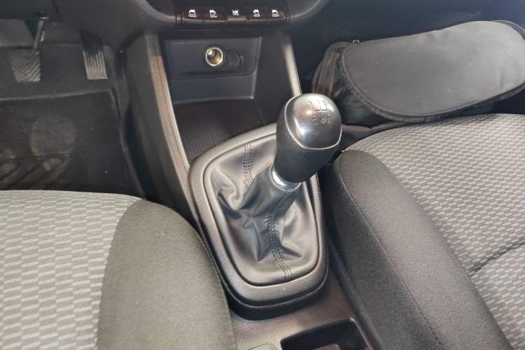 Used Hyundai Verna (older generation) 2020 1.4L Manual GL Refreshed Edition Gear Lever