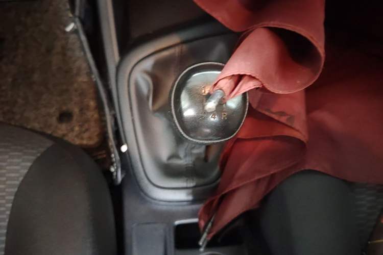 Used Hyundai Verna (older generation) 2020 1.4L Manual GL Refreshed Edition Gear Lever