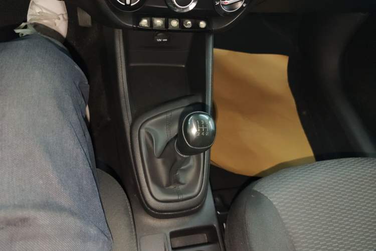 Used Hyundai Verna (older generation) 2020 1.4L Manual GL Refreshed Edition Gear Lever