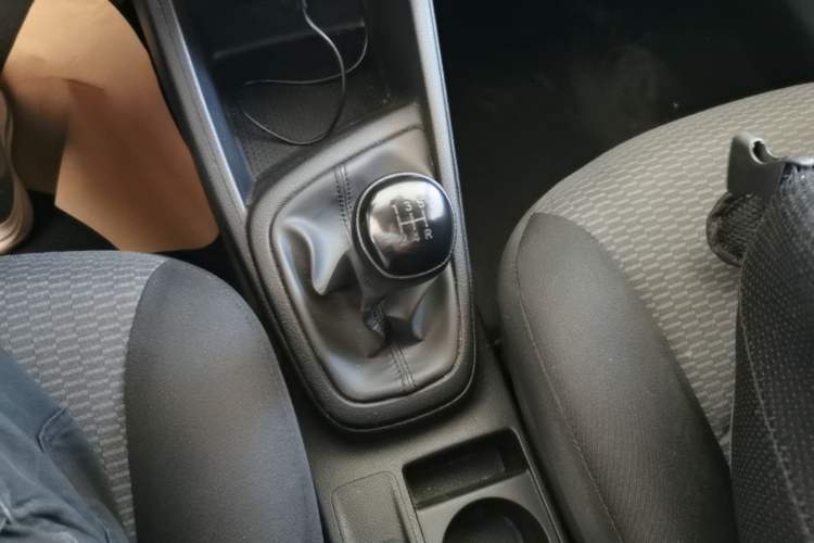 Used Hyundai Verna (older generation) 2020 1.4L Manual GL Refreshed Edition Gear Lever