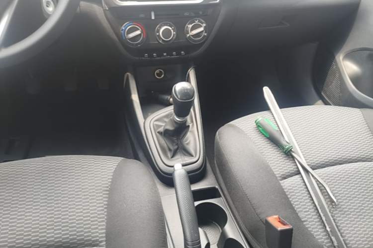 Used Hyundai Verna (older generation) 2020 1.4L Manual GL Refreshed Edition Gear Lever