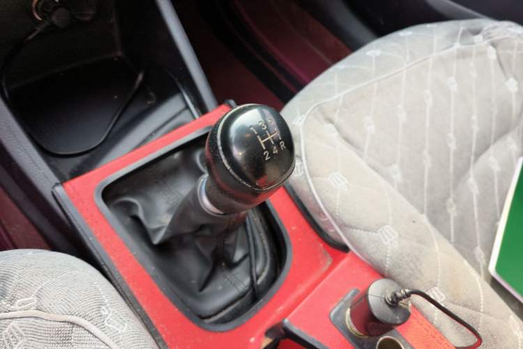 Used Hyundai Verna (older generation) 2020 1.4L Manual GL Refreshed Edition Gear Lever