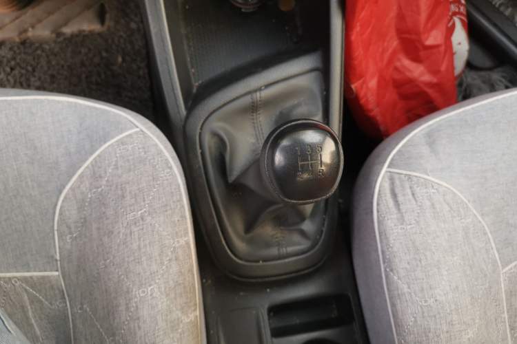 Used Hyundai Verna (older generation) 2020 1.4L Manual GL Refreshed Edition Gear Lever