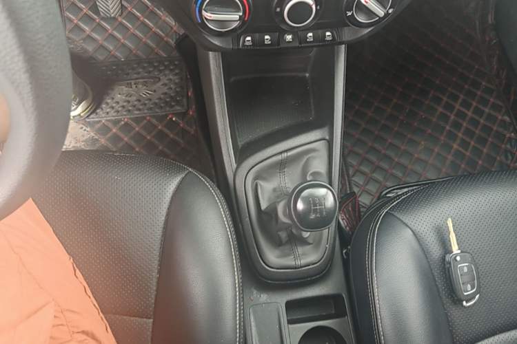 Used Hyundai Verna (older generation) 2020 1.4L Manual GL Refreshed Edition Gear Lever
