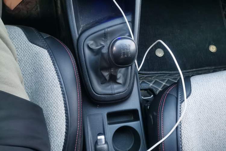 Used Hyundai Verna (older generation) 2020 1.4L Manual GL Refreshed Edition Gear Lever