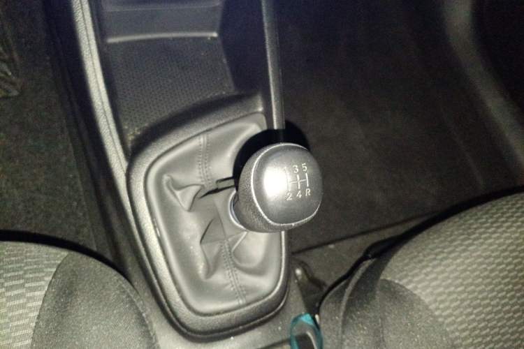 Used Hyundai Verna (older generation) 2020 1.4L Manual GL Refreshed Edition Gear Lever