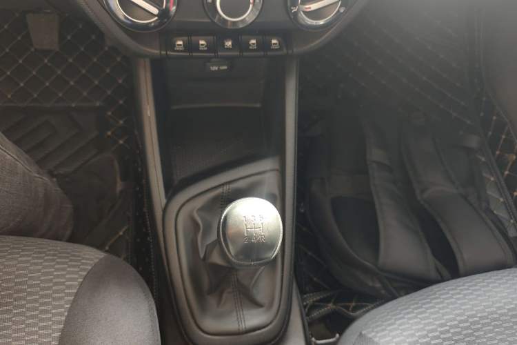 Used Hyundai Verna (older generation) 2020 1.4L Manual GL Refreshed Edition Gear Lever