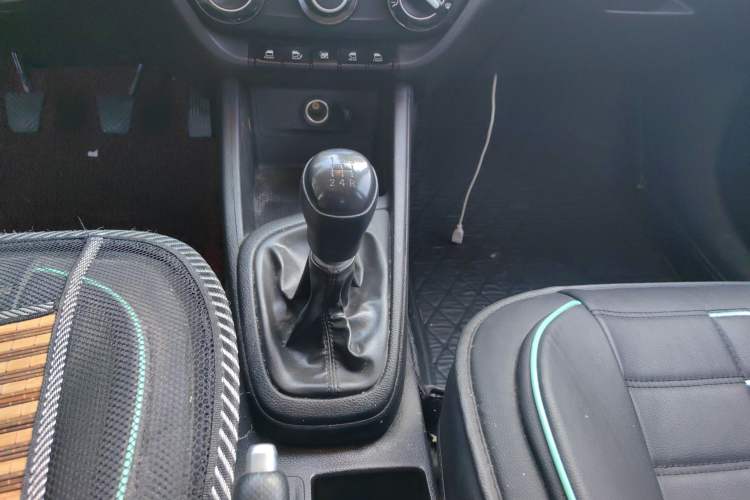 Used Hyundai Verna (older generation) 2020 1.4L Manual GL Refreshed Edition Gear Lever
