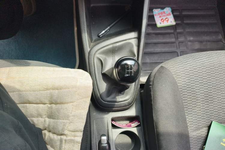 Used Hyundai Verna (older generation) 2020 1.4L Manual GL Refreshed Edition Gear Lever