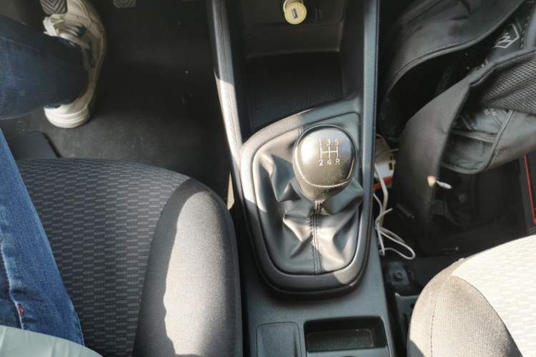 Used Hyundai Verna (older generation) 2020 1.4L Manual GL Refreshed Edition Gear Lever