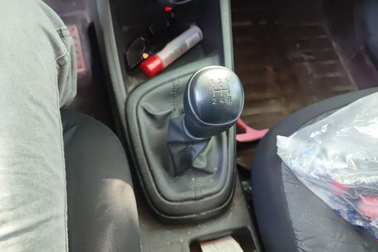Used Hyundai Verna (older generation) 2020 1.4L Manual GL Refreshed Edition Gear Lever