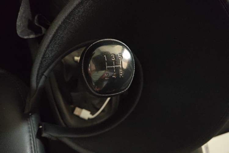 Used Hyundai Verna (older generation) 2020 1.4L Manual GL Refreshed Edition Gear Lever