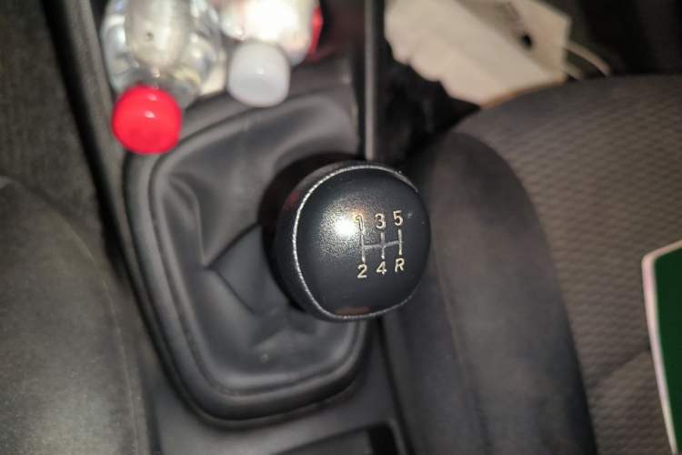 Used Hyundai Verna (older generation) 2020 1.4L Manual GL Refreshed Edition Gear Lever